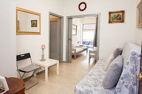 Charming 2 Bedroom apt next to Panormou