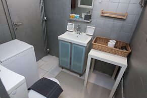 Charming 2 Bedroom apt next to Panormou