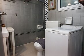 Charming 2 Bedroom apt next to Panormou