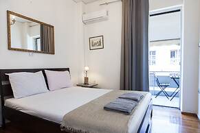 Charming 2 Bedroom apt next to Panormou