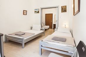 Charming 2 Bedroom apt next to Panormou