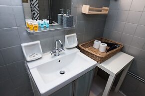 Charming 2 Bedroom apt next to Panormou