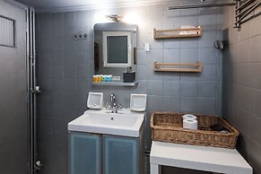 Charming 2 Bedroom apt next to Panormou