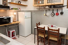 Charming 2 Bedroom apt next to Panormou