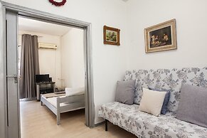 Charming 2 Bedroom apt next to Panormou