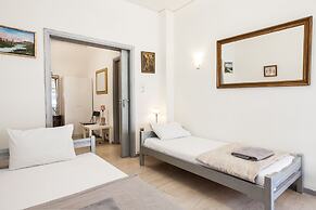 Charming 2 Bedroom apt next to Panormou