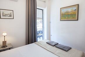 Charming 2 Bedroom apt next to Panormou