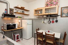 Charming 2 Bedroom apt next to Panormou