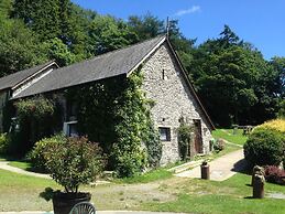 Cosy Stone Cottage on Llanllwni Mountain