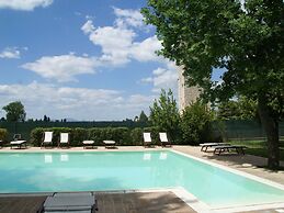 Apartment With Swimming Pool