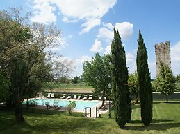 Apartment With Swimming Pool