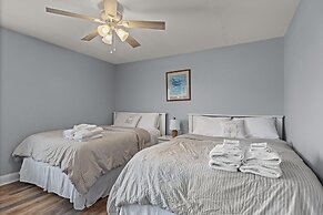 Barefoot West 3 Bedroom Duplex by RedAwning