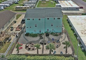 Barefoot West 3 Bedroom Duplex by RedAwning