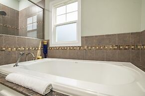 Sunset Bay Retreat 4 Bedroom Home by RedAwning