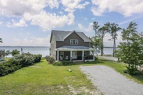 Sunset Bay Retreat 4 Bedroom Home by RedAwning