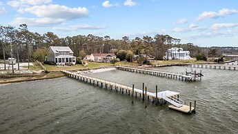 Sunset Bay Retreat 4 Bedroom Home by RedAwning