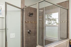 Sunset Bay Retreat 4 Bedroom Home by RedAwning