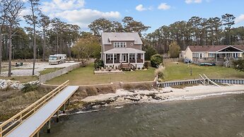 Sunset Bay Retreat 4 Bedroom Home by RedAwning