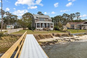 Sunset Bay Retreat 4 Bedroom Home by RedAwning