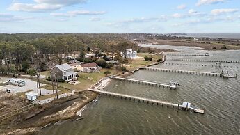 Sunset Bay Retreat 4 Bedroom Home by RedAwning