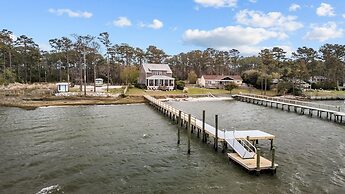 Sunset Bay Retreat 4 Bedroom Home by RedAwning