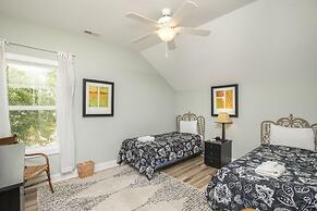 Sunset Bay Retreat 4 Bedroom Home by RedAwning