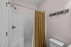 Night N Gale 4 Bedroom Home by RedAwning