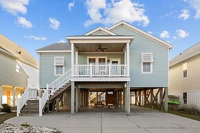 Night N Gale 4 Bedroom Home by RedAwning