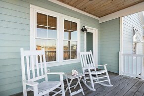 Night N Gale 4 Bedroom Home by RedAwning