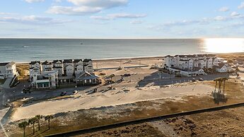 Night N Gale 4 Bedroom Home by RedAwning