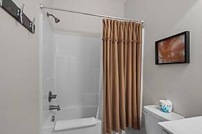 Night N Gale 4 Bedroom Home by RedAwning