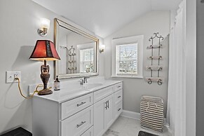 Conch's Point Cottage 2 Bedroom Home by RedAwning