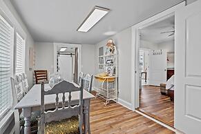 Conch's Point Cottage 2 Bedroom Home by RedAwning