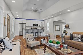 Conch's Point Cottage 2 Bedroom Home by RedAwning