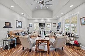 Conch's Point Cottage 2 Bedroom Home by RedAwning