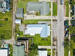 Conch's Point Cottage 2 Bedroom Home by RedAwning