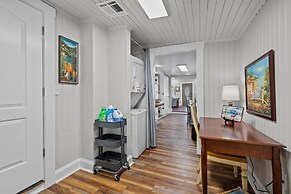 Conch's Point Cottage 2 Bedroom Home by RedAwning