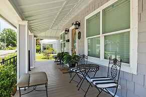 Conch's Point Cottage 2 Bedroom Home by RedAwning