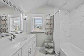 Conch's Point Cottage 2 Bedroom Home by RedAwning