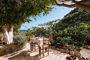 PREVELI DIONYSSOS ROOMS