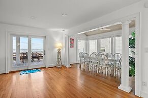 Seabiscuit 5 Bedroom Home by RedAwning