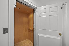 Seabiscuit 5 Bedroom Home by RedAwning