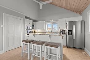 Seabiscuit 5 Bedroom Home by RedAwning