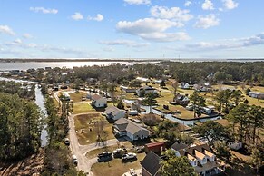 Otter Banks Retreat 3 Bedroom Home by RedAwning