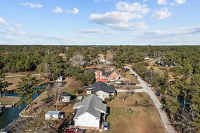 Otter Banks Retreat 3 Bedroom Home by RedAwning