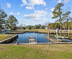 Otter Banks Retreat 3 Bedroom Home by RedAwning