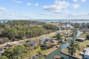 Otter Banks Retreat 3 Bedroom Home by RedAwning