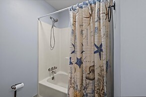 Otter Banks Retreat 3 Bedroom Home by RedAwning