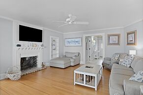 Harolds House 4 Bedroom Home by RedAwning