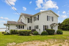 Harolds House 4 Bedroom Home by RedAwning